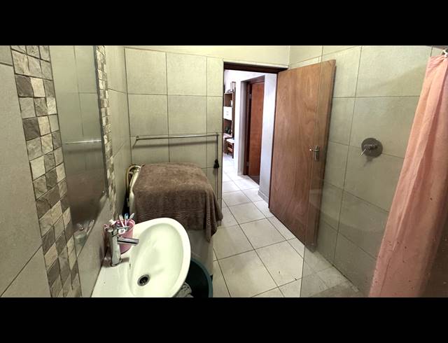 4 BEDROOM FREESTANDING FOR SALE IN VAN RIEBEECK PARK